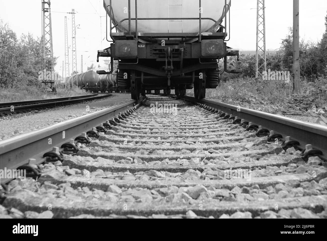 Vue en niveaux de gris du train de chargement avec le camion-citerne depuis l'arrière Banque D'Images