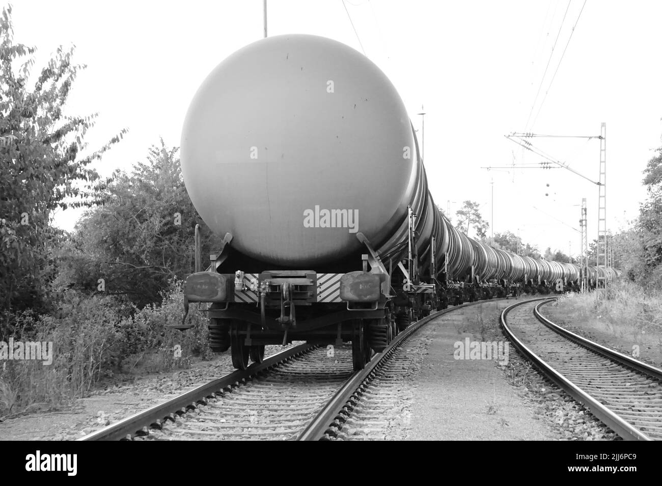 Vue en niveaux de gris du train de marchandises avec les wagons-citernes à huile Banque D'Images