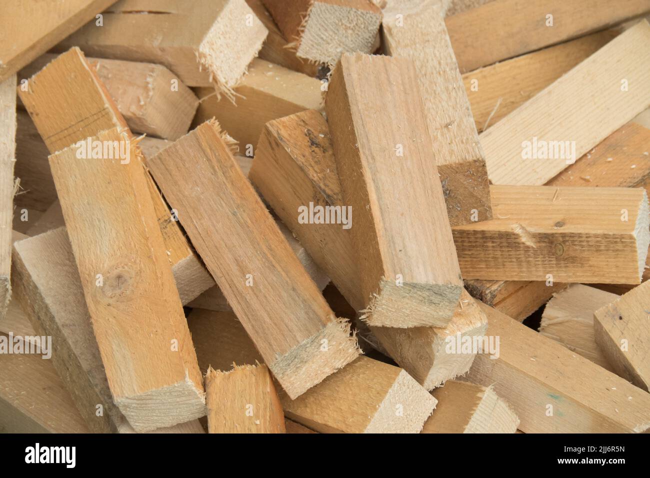Couper des morceaux de bois. Bande de bois pour traitement ultérieur Banque D'Images