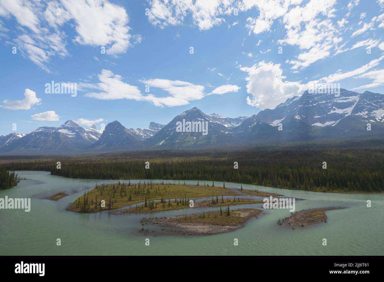 Vue panoramique par une journée d'été à chèvres et Glaciers point de vue avec la vallée de la rivière Athabasca et le paysage des glaciers de montagne le long de la promenade Icefields de Banque D'Images