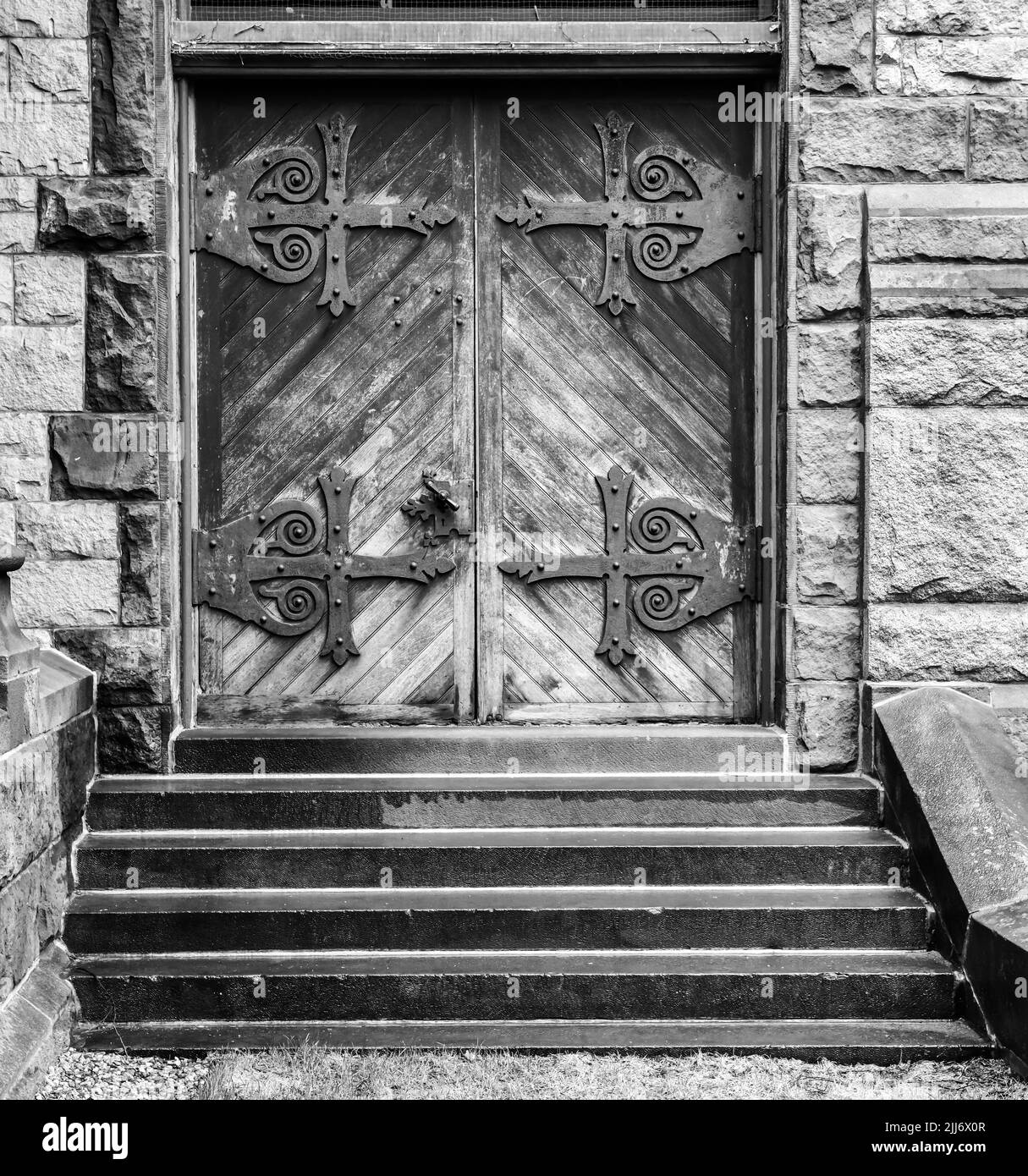 fenêtres et portes anciennes et altérées dans le vieux bâtiment historique Banque D'Images