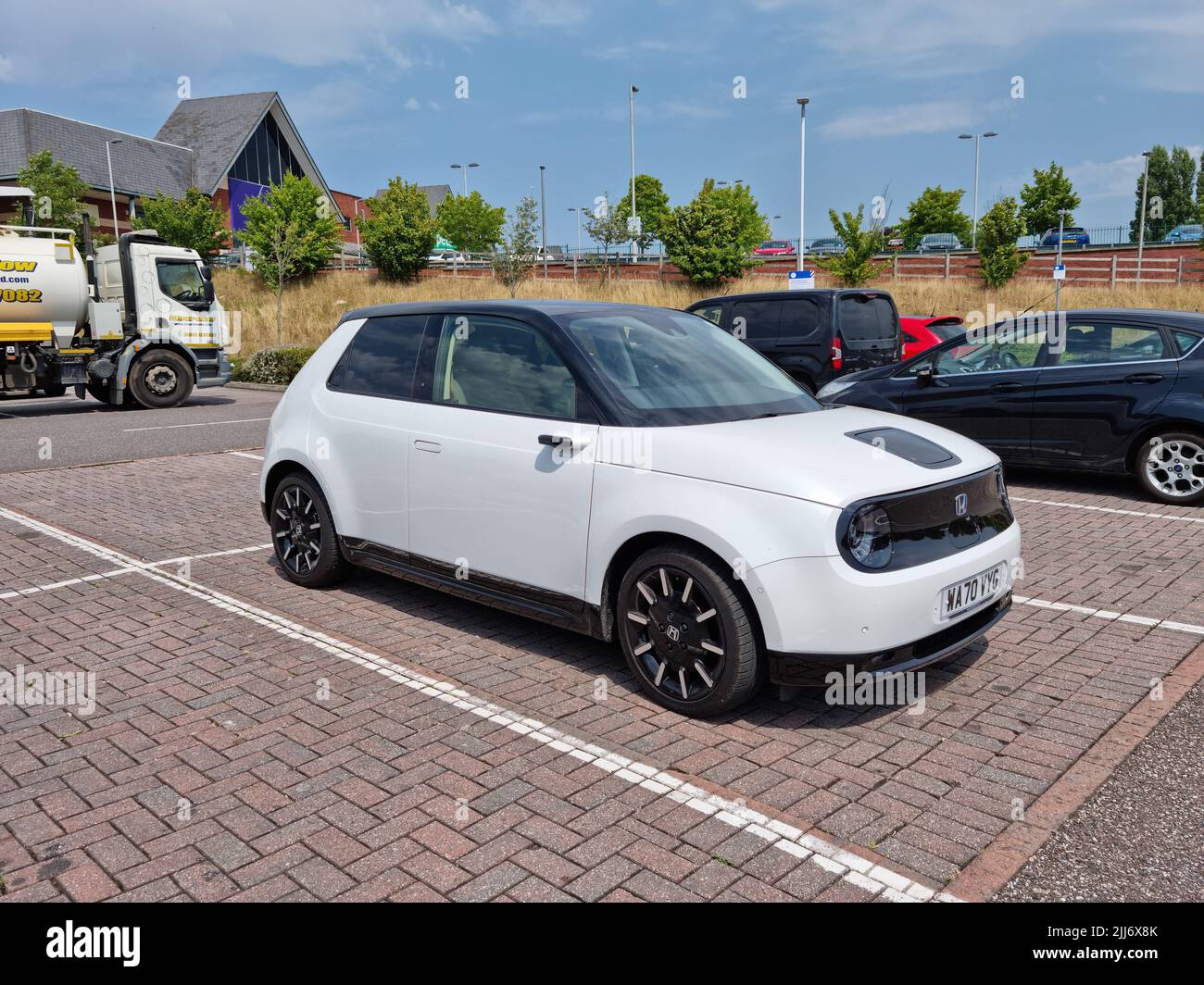 Exeter, Royaume-Uni - juillet 2022 : nouvelle voiture électrique Honda E (ZC7) dans un parking Banque D'Images