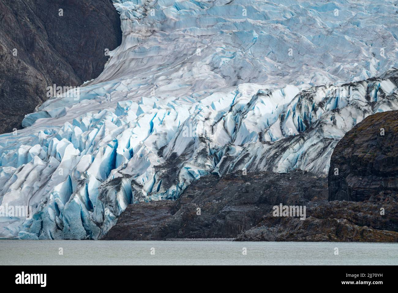 Gros plan des crevasses sur le glacier Mendenhall, qui entre dans le lac près de Juneau en Alaska Banque D'Images