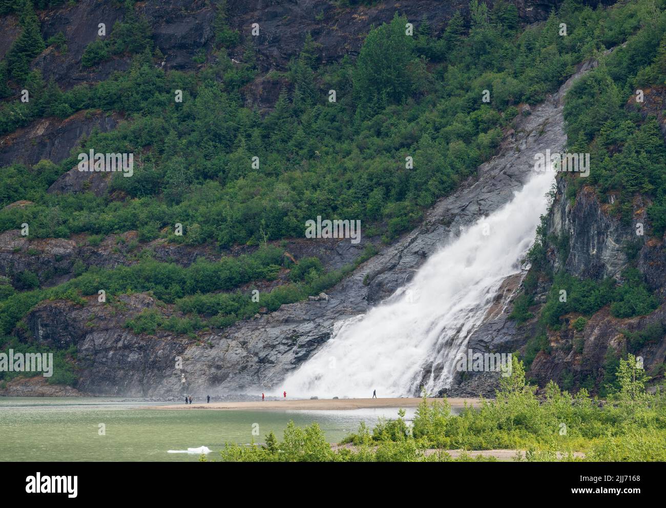 Le ruisseau Nugget tombe en cascade dans le lac Mendenhall près de Juneau en Alaska Banque D'Images