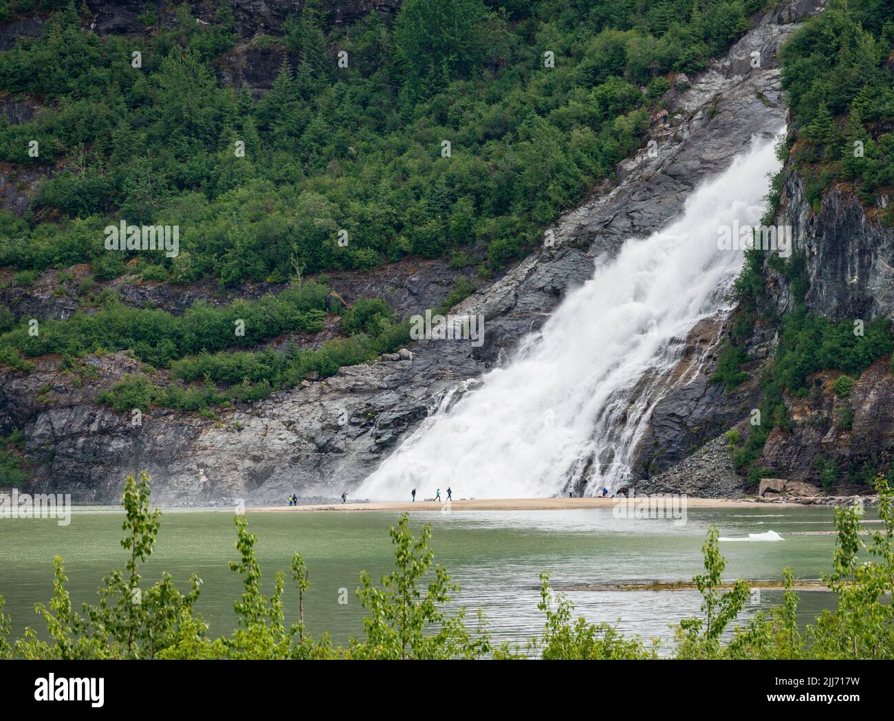 Le ruisseau Nugget tombe en cascade dans le lac Mendenhall près de Juneau en Alaska Banque D'Images