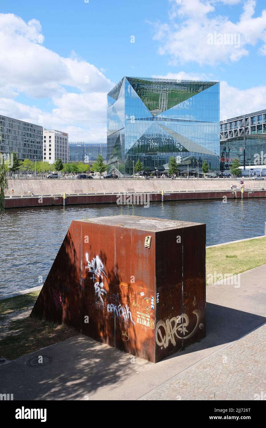 Berlin, Allemagne, 12 juillet 2022, vue sur la rivière Spree jusqu'au Cube de Berlin à la gare principale avec installation en acier au premier plan Banque D'Images