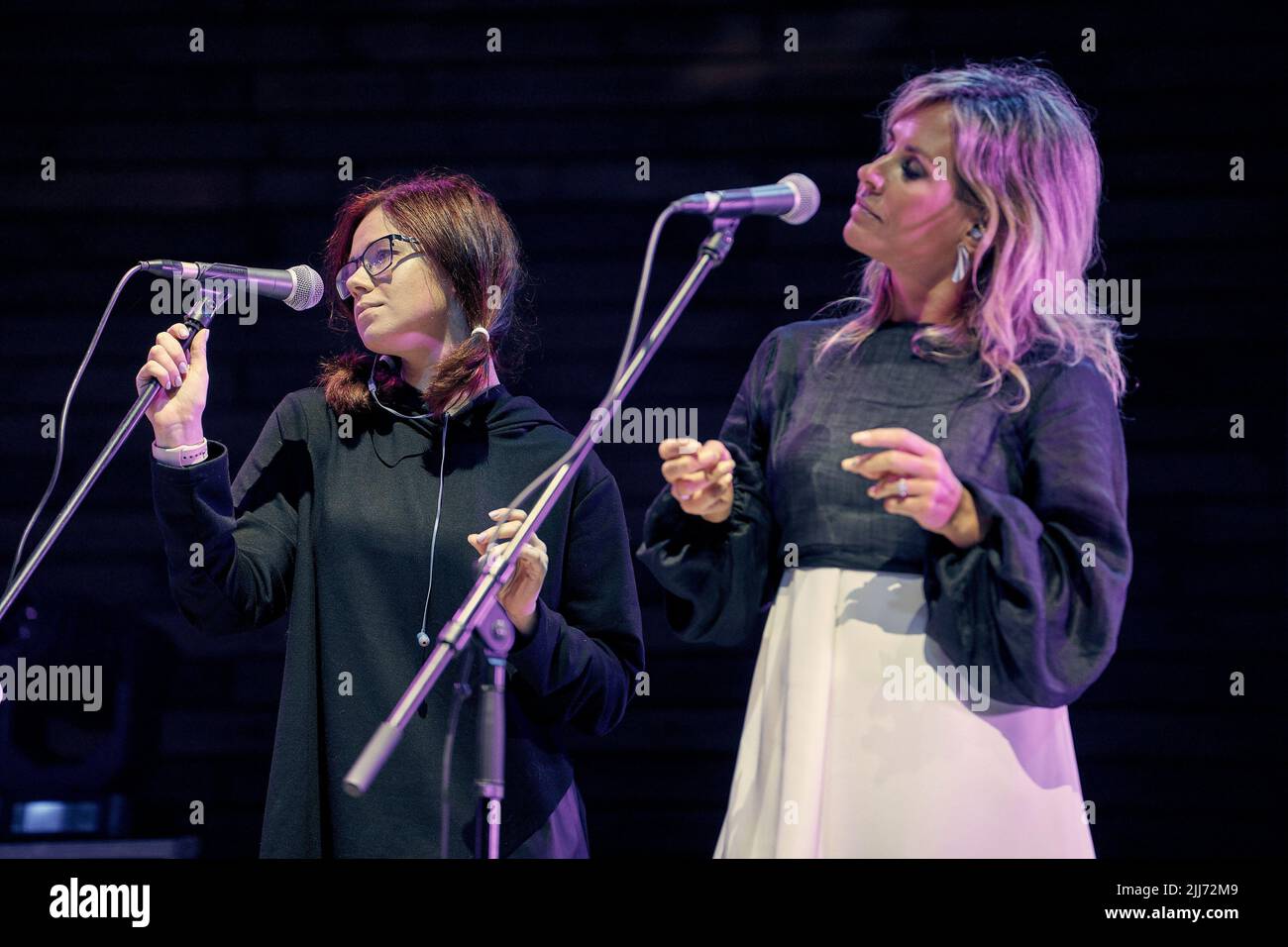 Daria Chigrakova et Marina Shalagayeva se sont performances sur scène lors d'un concert à Voronezh. Chizh & Co, l'un des meilleurs groupes rock russes depuis le début des années 1990, s'est produit sur la scène du Green Theatre à Voronezh. (Photo de Mihail Siergiejewicz / SOPA Images / Sipa USA) Banque D'Images