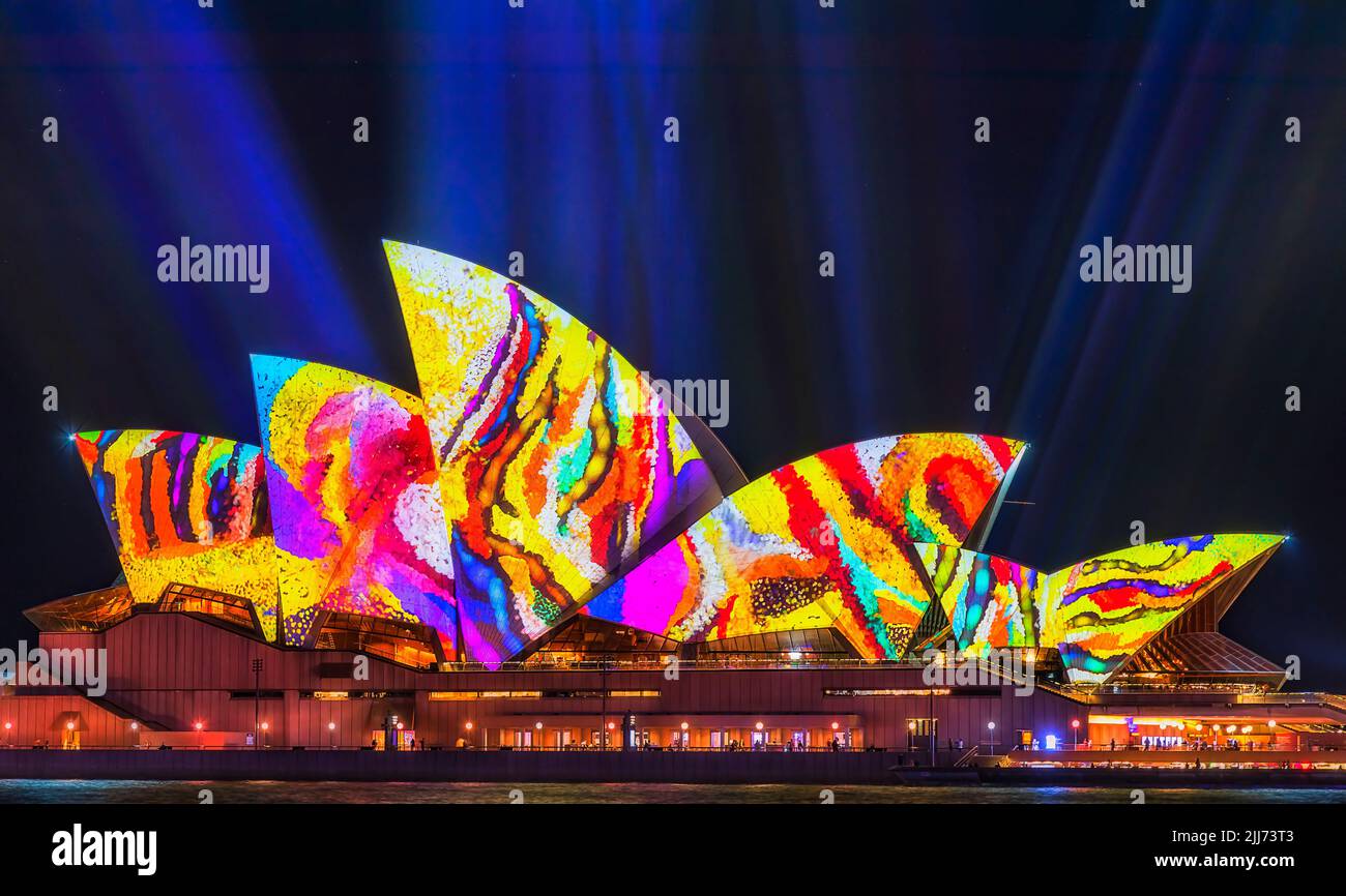 Sydney, Australie - 1 juin 2022 : projection de coups de pinceau à l'image claire de l'opéra de Sydney au festival Vivid Sydney 2022 Banque D'Images