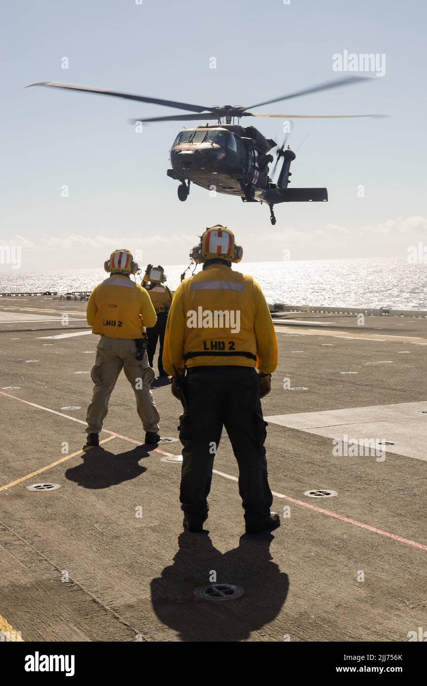 220715-M-RA094-1058 USS ESSEX, Océan Pacifique (15 juillet 2022) des marins américains affectés au navire d'assaut amphibie USS Essex (LHD2), observent une terre de la Faucon noire de l'armée américaine UH-60 lors d'un exercice d'évacuation des blessés à l'appui de Rim of the Pacific (RIMPAC) 2022, à bord du LHD2, dans l'Océan Pacifique, 15 juillet, 2022. Vingt-six nations, 38 navires, trois sous-marins, plus de 170 avions et 25 000 membres du personnel participent au RIMPAC 2022 de 29 juin à août 4 dans les îles hawaïennes et dans le sud de la Californie. Le plus grand exercice maritime international au monde, RIMPAC 2022, fournit une unité unique Banque D'Images