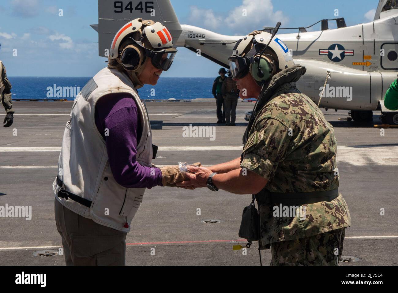 220722- N-UD469-1374 OCÉAN PACIFIQUE (22 juillet 2022) - Chef des opérations navales SMA. Mike Gilday rencontre des marins affectés au porte-avions de la classe Nimitz USS Abraham Lincoln (CVN 72) pendant la Rim of the Pacific (RIMPAC) 2022, 22 juillet. Vingt-six nations, 38 navires, quatre sous-marins, plus de 170 avions et 25 000 membres du personnel participent au programme RIMPAC de 29 juin au 4 août dans les îles hawaïennes et dans le sud de la Californie. Le plus grand exercice maritime international au monde, RIMPAC offre une occasion unique de formation tout en favorisant et en soutenant les relations de coopération entre Banque D'Images