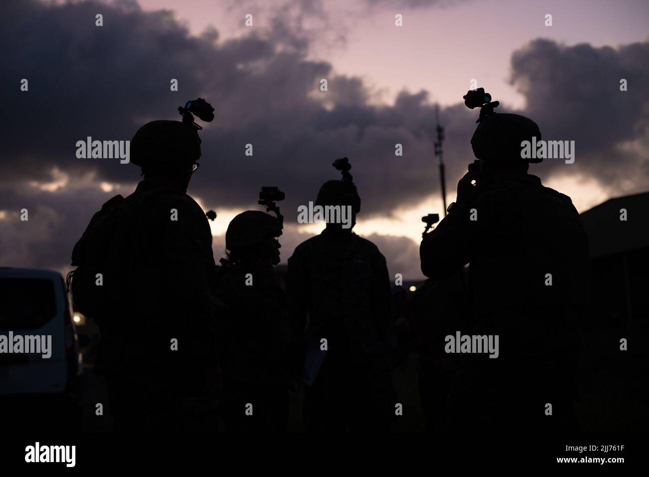 Les marins de la marine américaine avec Bravo Surgical Company, 3D Medical Battalion, 3D Marine Logistics Group, se préparent à mener un événement de formation de traitement médical de nuit, Marine corps base Hawaii, 19 juillet 2022. La formation a été menée afin de familiariser les membres de la compagnie chirurgicale Bravo avec les patrouilles, la réanimation, le traitement chirurgical et l'évacuation des militaires blessés dans un environnement nocturne. (É.-U. Photo du corps marin par Cpl. Brandon Attman) Banque D'Images