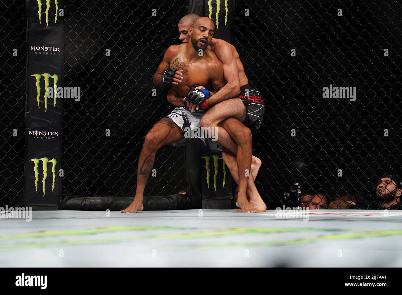 LONDRES, Royaume-Uni - JUILLET 23: (R-L) Muhammad Mokaev contrôle le corps de Charles Johnson dans leur combat de poids de la mouche pendant la nuit de combat de l'UFC: Blaydes v Aspinall événement à l'Arena O2 sur 23 juillet 2022, à Greenwich, Londres, Royaume-Uni. (Photo de Scott Garfitt/PxImages) Banque D'Images