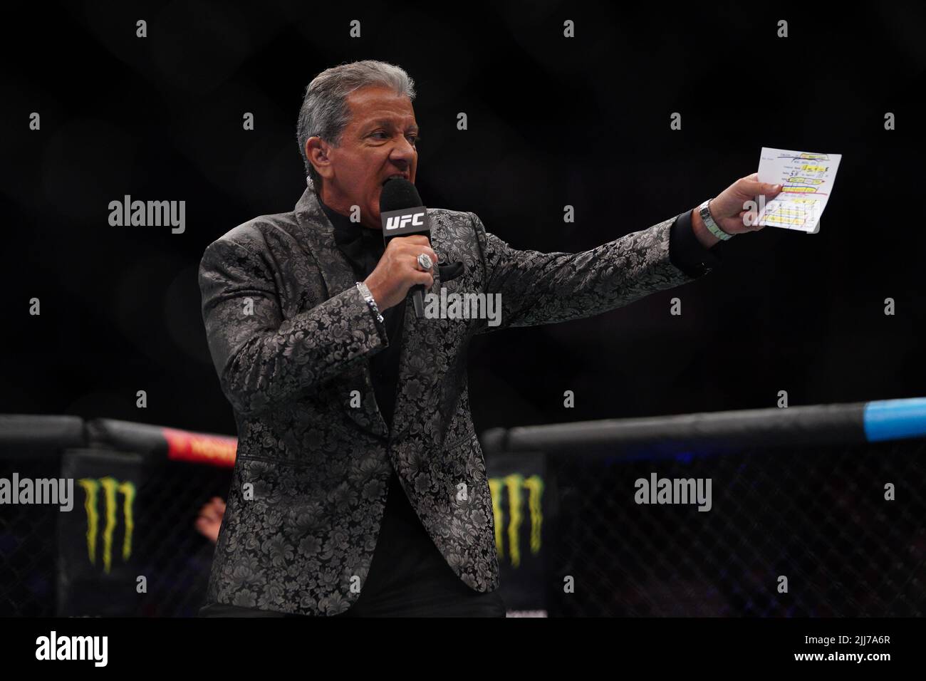 LONDRES, Royaume-Uni - JUILLET 23 : Bruce Buffer pendant la nuit de combat de l'UFC : événement Blaydes v Aspinall à l'arène O2 sur 23 juillet 2022, à Greenwich, Londres, Royaume-Uni. (Photo de Scott Garfitt/PxImages) Banque D'Images