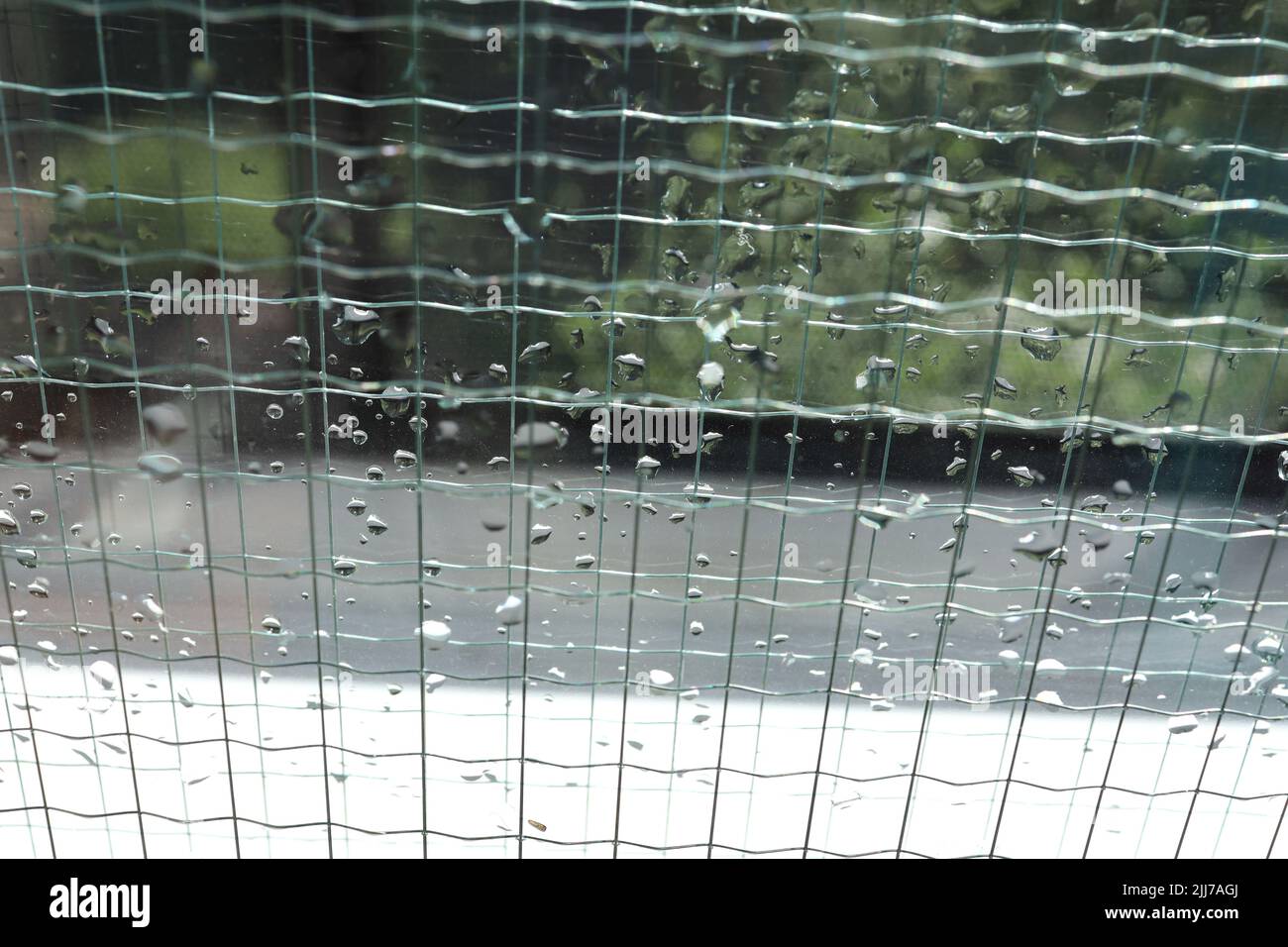 Gouttes d'eau sur la fenêtre d'un appartement après la pluie. Banque D'Images