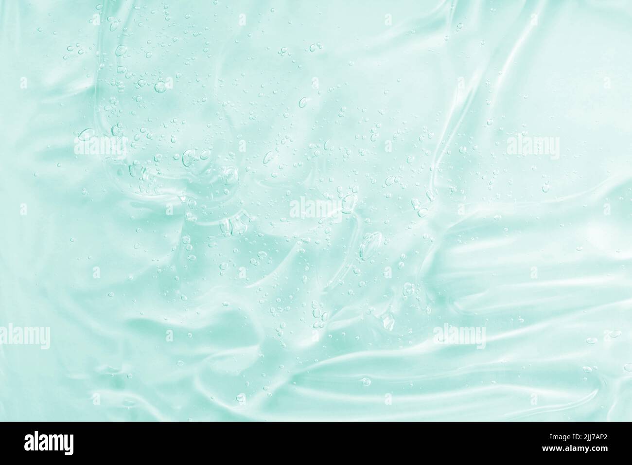 Produit hydratant pour le soin de la peau. Taches d'huile verte liquide. Le concept de cosmétiques naturels. Échantillon de sérum transparent d'acide hyaluronique. Gel cosmétique Aloe vera Banque D'Images