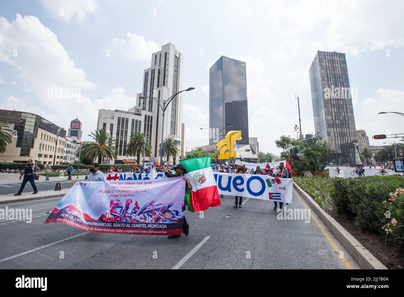 Mexico, CDMX, Mexique. 23rd juillet 2022. Le mouvement mexicain de solidarité avec Cuba, a organisé une marche qui a culminé devant l'ambassade des États-Unis, pour commémorer l'anniversaire du début de la révolution cubaine, qui a eu lieu sur 26 juillet 1953. Les participants ont demandé la fin du blocus économique contre l'île. (Credit image: © Cristian Leyva/ZUMA Press Wire) Banque D'Images