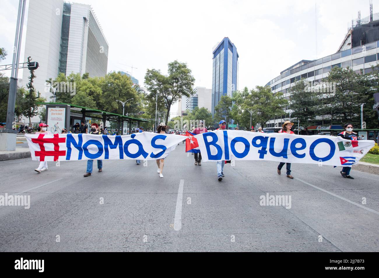 Mexico, CDMX, Mexique. 23rd juillet 2022. Le mouvement mexicain de solidarité avec Cuba, a organisé une marche qui a culminé devant l'ambassade des États-Unis, pour commémorer l'anniversaire du début de la révolution cubaine, qui a eu lieu sur 26 juillet 1953. Les participants ont demandé la fin du blocus économique contre l'île. (Credit image: © Cristian Leyva/ZUMA Press Wire) Banque D'Images