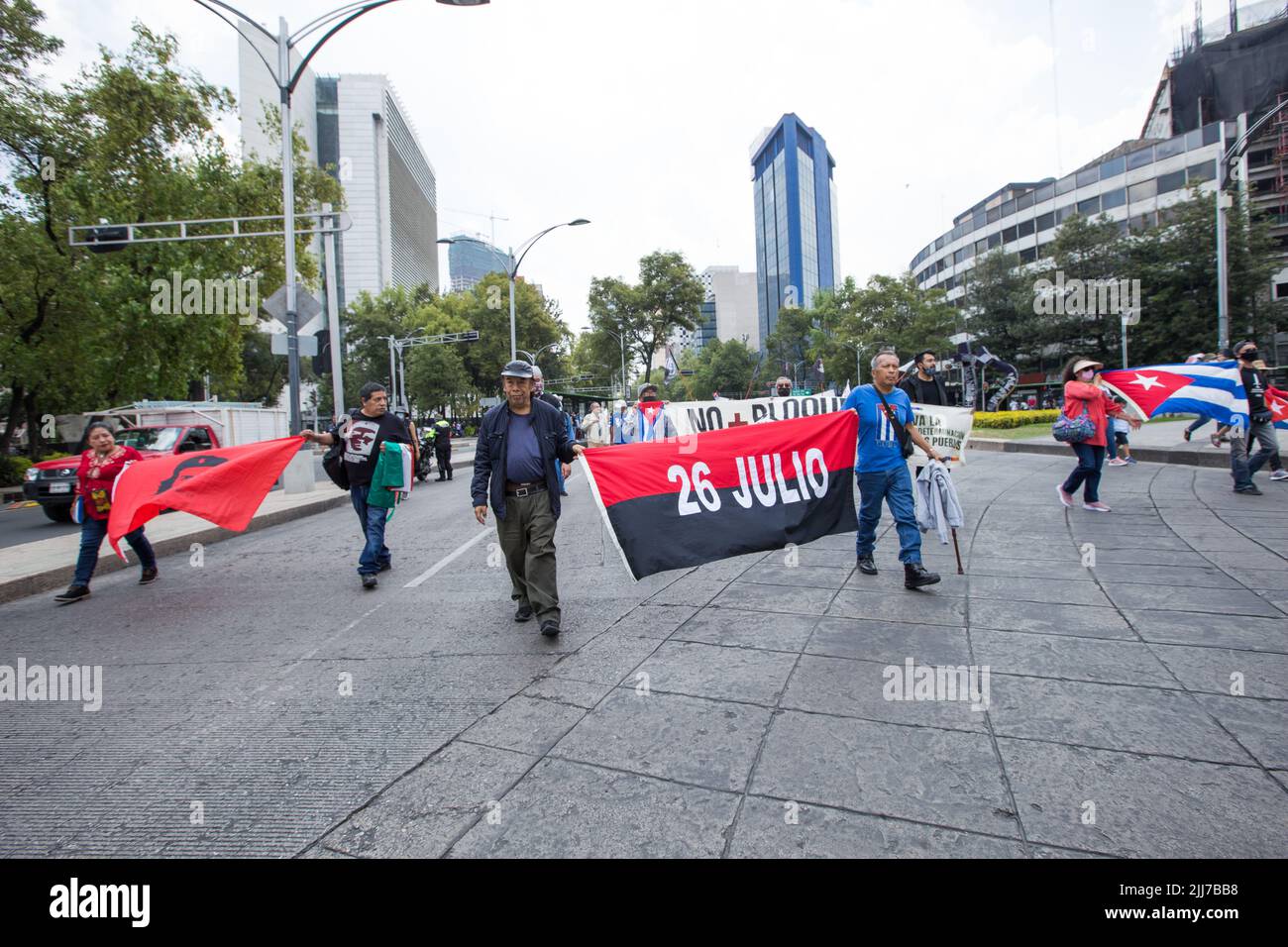 Mexico, CDMX, Mexique. 23rd juillet 2022. Le mouvement mexicain de solidarité avec Cuba, a organisé une marche qui a culminé devant l'ambassade des États-Unis, pour commémorer l'anniversaire du début de la révolution cubaine, qui a eu lieu sur 26 juillet 1953. Les participants ont demandé la fin du blocus économique contre l'île. (Credit image: © Cristian Leyva/ZUMA Press Wire) Banque D'Images