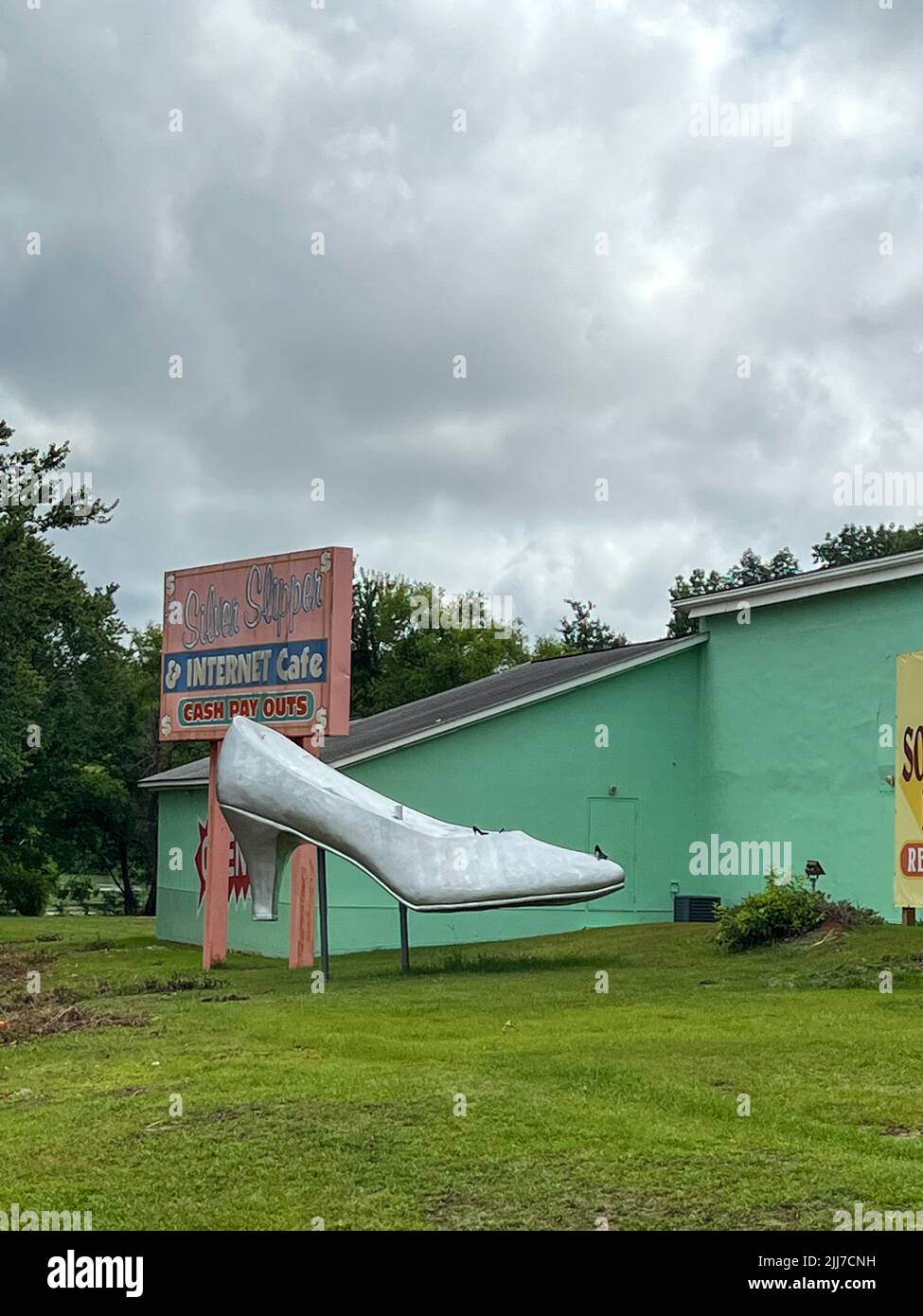7/2/22, Hamer, Caroline du Sud - South of the Border, au sud de la frontière est situé entre la Caroline du Nord et la Caroline du Sud la région est thématique dans le style faux-mexicain. La zone de repos contient des restaurants, stations-service, une salle de jeux vidéo, motel, arrêt de camion, un petit parc d'attractions, un mini-golf, des boutiques, des magasins de feux d'artifice et un complexe d'entraînement de motocross. Sa mascotte est Pedro, une caricature d'un bandido mexicain. Hamer, Caroline du Sud, samedi 2 juillet 2022. Photo de Jennifer Graylock-Alamy Banque D'Images
