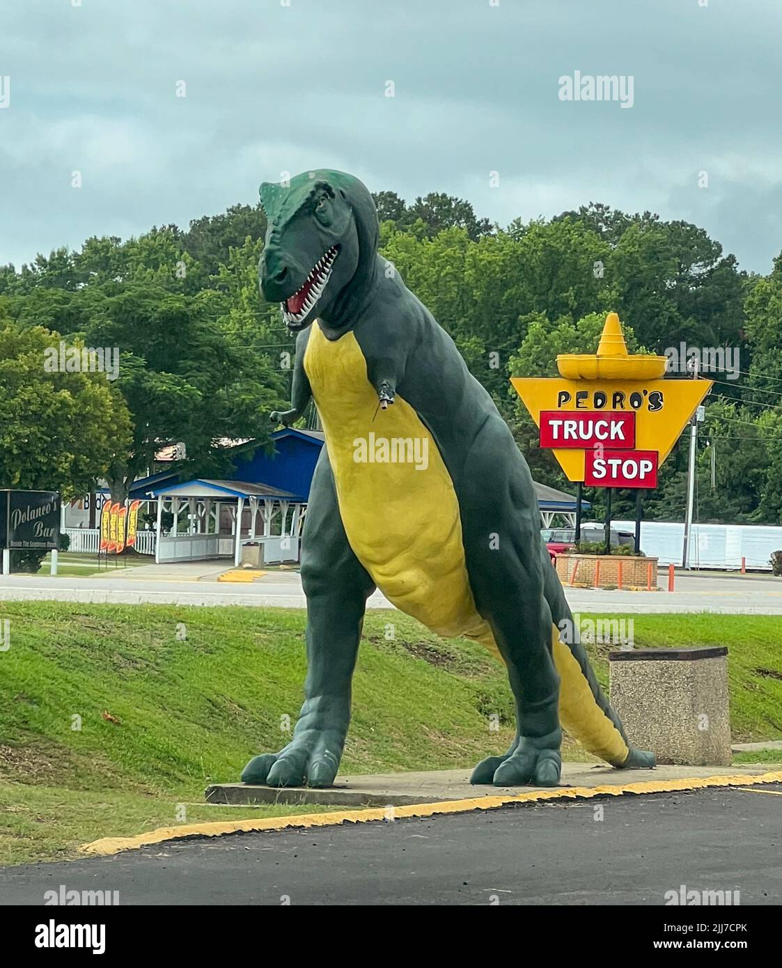 7/2/22, Hamer, Caroline du Sud - South of the Border, au sud de la frontière est situé entre la Caroline du Nord et la Caroline du Sud la région est thématique dans le style faux-mexicain. La zone de repos contient des restaurants, stations-service, une salle de jeux vidéo, motel, arrêt de camion, un petit parc d'attractions, un mini-golf, des boutiques, des magasins de feux d'artifice et un complexe d'entraînement de motocross. Sa mascotte est Pedro, une caricature d'un bandido mexicain. Hamer, Caroline du Sud, samedi 2 juillet 2022. Photo de Jennifer Graylock-Alamy Banque D'Images