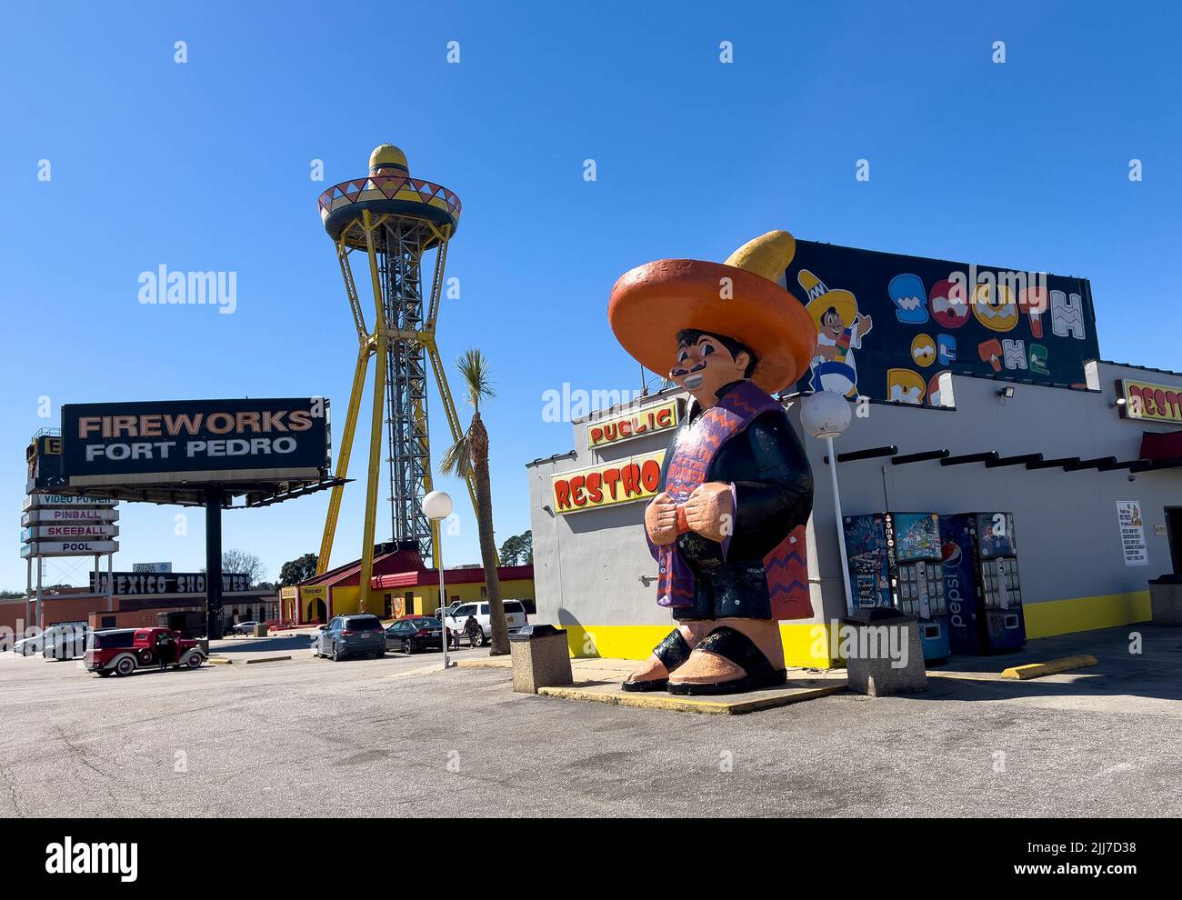 2/20/22, Hamer, Caroline du Sud - South of the Border, au sud de la frontière est situé entre la Caroline du Nord et la Caroline du Sud la région est thématique dans le style faux-mexicain. La zone de repos contient des restaurants, stations-service, une salle de jeux vidéo, motel, arrêt de camion, un petit parc d'attractions, un mini-golf, des boutiques, des magasins de feux d'artifice et un complexe d'entraînement de motocross. Sa mascotte est Pedro, une caricature d'un bandido mexicain. Hamer, Caroline du Sud, samedi 2 juillet 2022. Photo de Jennifer Graylock-Alamy Banque D'Images