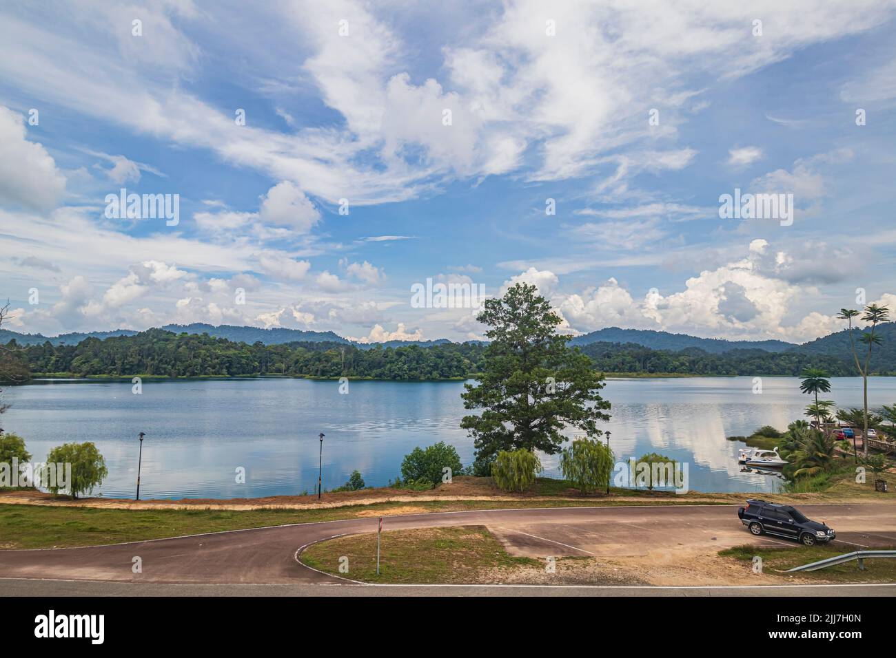 Le côté lac du lac Tasik Puteri sous la formation de nuages à Bukit Besut de Terengganu, en Malaisie. Banque D'Images