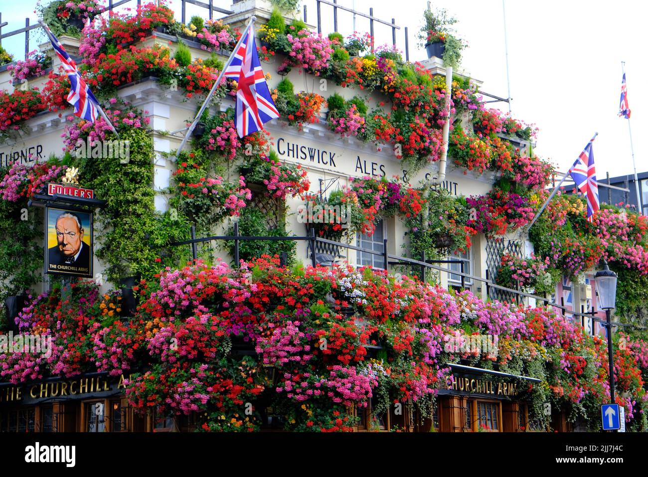 Londres, Royaume-Uni, 23rd juillet 2022. La façade du bâtiment du pub Churchill Arms de Kensington est décorée avec plus de 48 boîtes à fenêtre et 42 paniers suspendus remplis de plantes de literie d'été vibrantes. Le pub, connu pour ses magnifiques expositions saisonnières toute l'année, y compris les arbres de Noël en décembre, est populaire auprès des utilisateurs des médias sociaux. Les arrangements élaborés ont valu à l'établissement plusieurs prix de la London Gardens Society et du Chelsea Flower Show. Crédit : onzième heure Photographie/Alamy Live News Banque D'Images