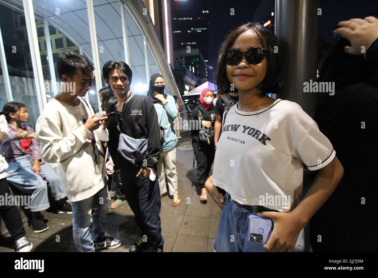 23 juillet 2022, Djakarta, région spéciale de la capitale de Jakarta, Indonésie: Un groupe d'adolescents de la zone tampon de la capitale le long de la route du chemin de fer électrique (Bogor, Depok et Citayam) se sont rassemblés dans la région de Sudirman, dans le centre de Djakarta, en Indonésie, avec des styles de mode excentriques. Le phénomène de la semaine de la mode de Citayam dans la région est maintenant devenu une tendance et a fait de la croix de zébra une passerelle impromptue pour les concours de mode. Le Gouverneur de la région de la capitale spéciale de Jakarta, Anies Baswedan, a déclaré que son parti n'avait jamais adopté de règlement interdisant de telles activités. (Image crédit : © Banque D'Images