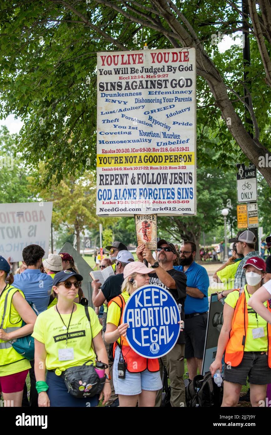 St. Paul, Minnesota. 17 juillet 2022. Des milliers de mars et se rallient à l'appui de l'accès légal à l'avortement après que la Cour suprême des États-Unis a renversé le fédéral Banque D'Images