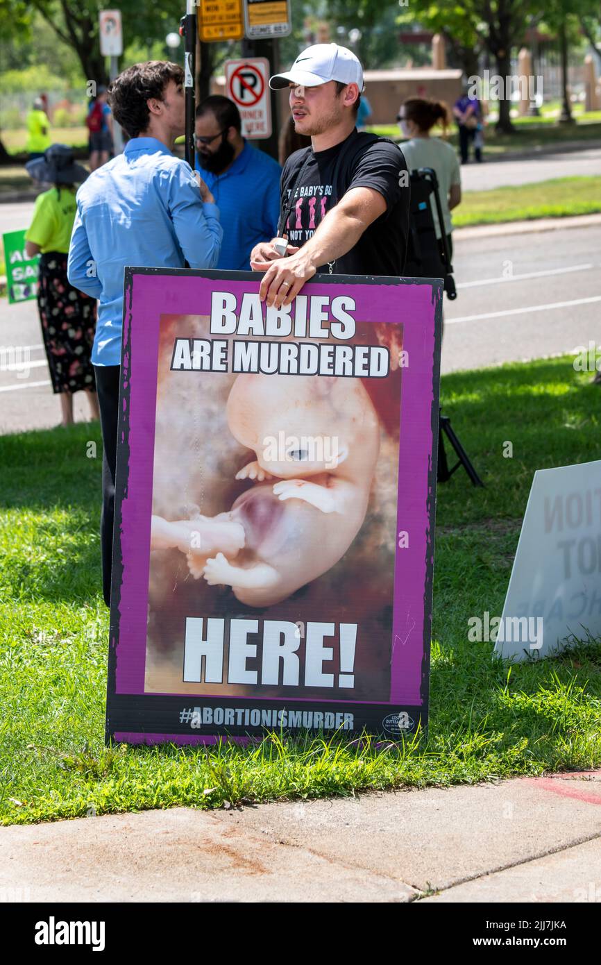 St. Paul, Minnesota. 17 juillet 2022. Des milliers de mars et se rallient à l'appui de l'accès légal à l'avortement après que la Cour suprême des États-Unis a renversé le fédéral Banque D'Images