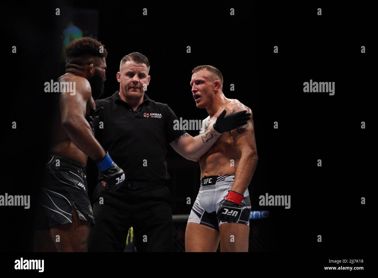 Greenwich, Londres, Londres, Royaume-Uni. 23rd juillet 2022. LONDRES, Royaume-Uni - JUILLET 23 : (R-L) Jack Hermansson combat Chris Curtis dans leur Middlewhuitième bout pendant la soirée de combat de l'UFC : Blaydes v Aspinall à l'Arena O2 sur 23 juillet 2022, à Greenwich, Londres, Royaume-Uni. (Image de crédit : © Scott Garfitt/PX Imagens via ZUMA Press Wire) Banque D'Images