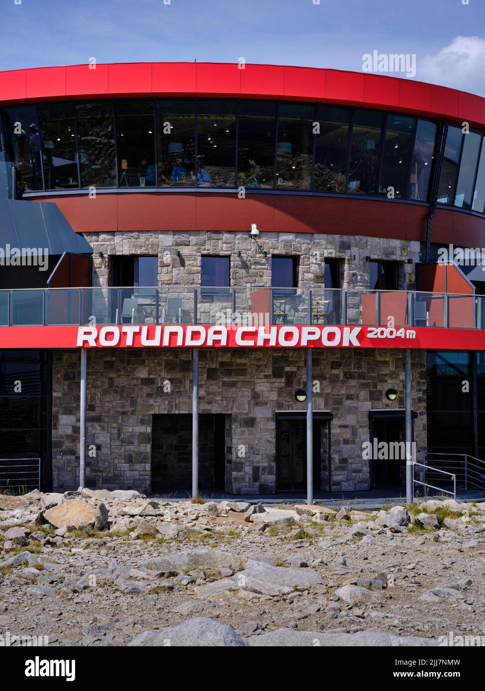 Station de montagne Rotunda Chopok dans les Basses Tatras, Slovaquie, avec une architecture alpine moderne, une façade en pierre et un paysage montagneux accidenté. Banque D'Images