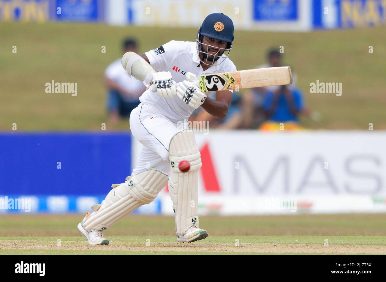 Galle, Sri Lanka. 24th juillet 2022. Le capitaine du Sri Lanka, Dimuth Karunaratne, joue un tir pendant les 1st jours du match de cricket de 2nd entre le Sri Lanka et le Pakistan au stade international de cricket de Galle, à Galle, le 24th juillet 2022. Viraj Kothalwala/Alamy Live News Banque D'Images