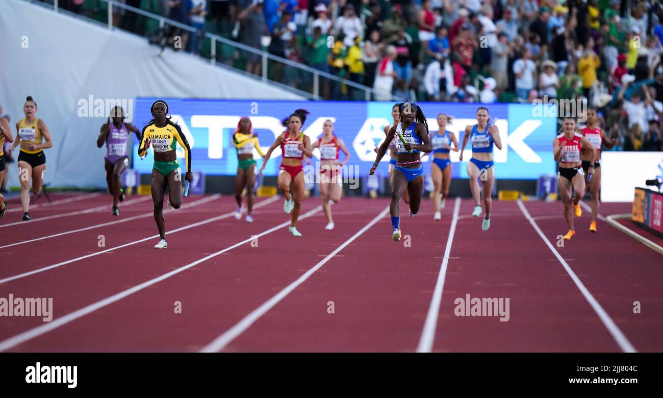 Eugene, États-Unis. 23rd juillet 2022. Twanisha Terry (R, front) de l'équipe USA et Shericka Jackson (L, front) de l'équipe Jamaïque concourent lors de la finale du relais 4x100m féminin aux Championnats du monde d'athlétisme Oregon22 à Eugene, Oregon, États-Unis, 23 juillet 2022. Crédit : Wang Ying/Xinhua/Alay Live News Banque D'Images