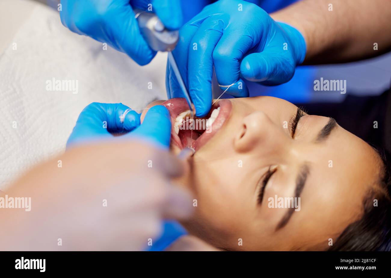Prendre soin de vous, prendre soin de votre sourire. Une jeune femme ayant une procédure dentaire a exécuté sur elle. Banque D'Images