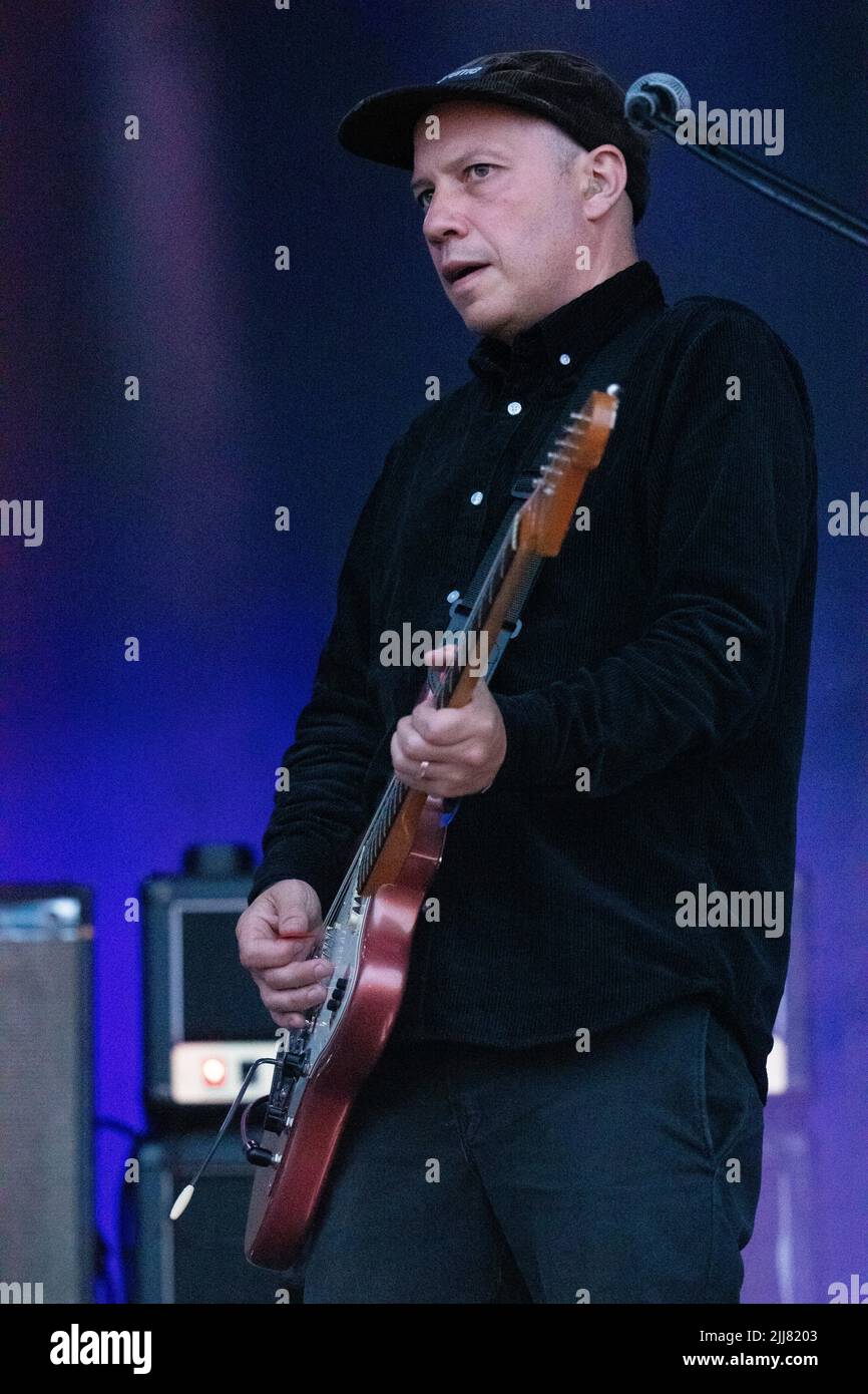 Stuart Leslie Braithwaite, musicien écossais, chanteur et compositeur du groupe post-rock Mogwai, sur la scène de Lovell. Bluedot Festival Cheshire en face du célèbre télescope Lovell. Du 21 au 24 juillet au site du patrimoine mondial de l'UNESCO, Jodrell Bank, Cheshire Royaume-Uni, Bluedot est un festival de découverte de trois jours qui est un mélange d'artistes, de conférenciers, des scientifiques et des artistes dans un événement différent de n'importe quel sur terre. L'événement de cette année est le vendredi, la Metronomy (samedi), Mogwai (samedi), avec Björk en tête du dimanche soir avec une performance emblématique Banque D'Images