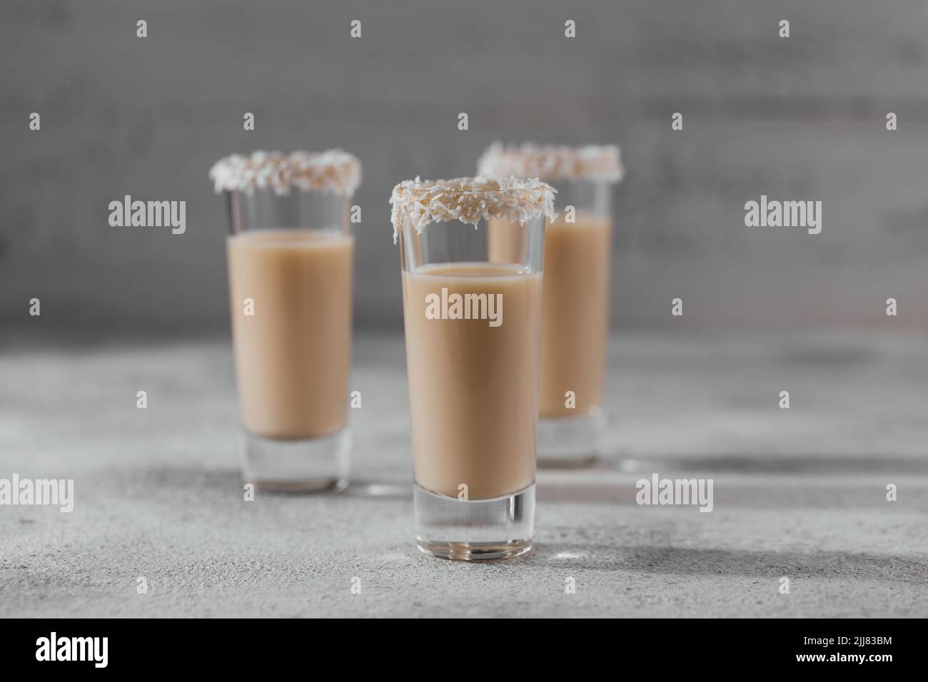 Crème irlandaise ou liqueur de café avec flocons de noix de coco Banque D'Images
