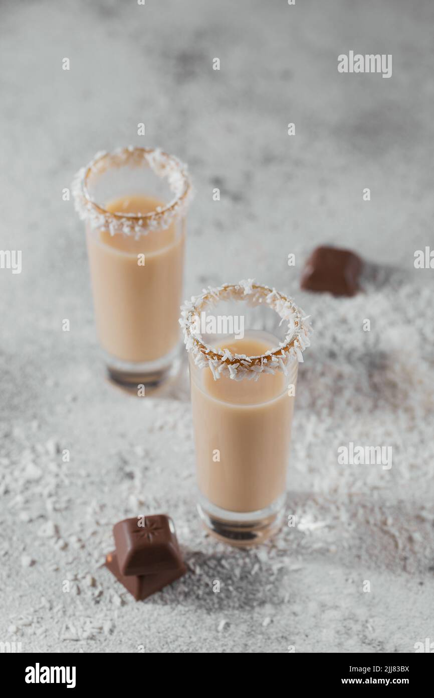 Crème irlandaise ou liqueur de café avec flocons de noix de coco Banque D'Images