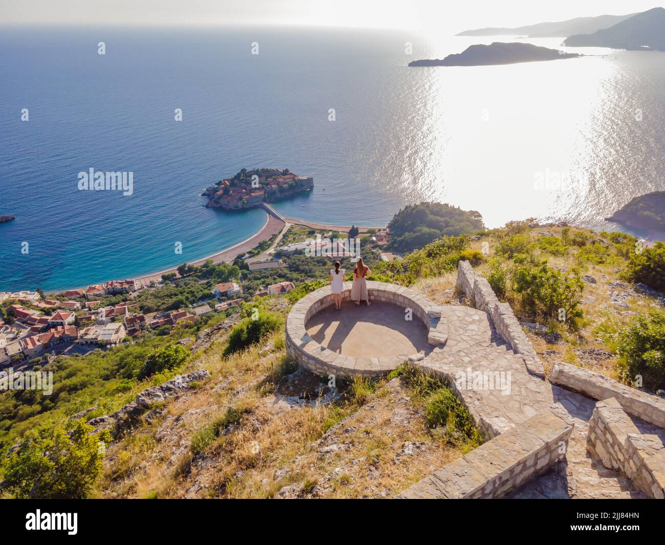 L'église Saint-Sava au Monténégro, près de l'île de Sveti Stefan près de Budwa. Vue de drone. Lieu: eglise Saint-Sava, Monténégro, Balkans, Adriatique Banque D'Images