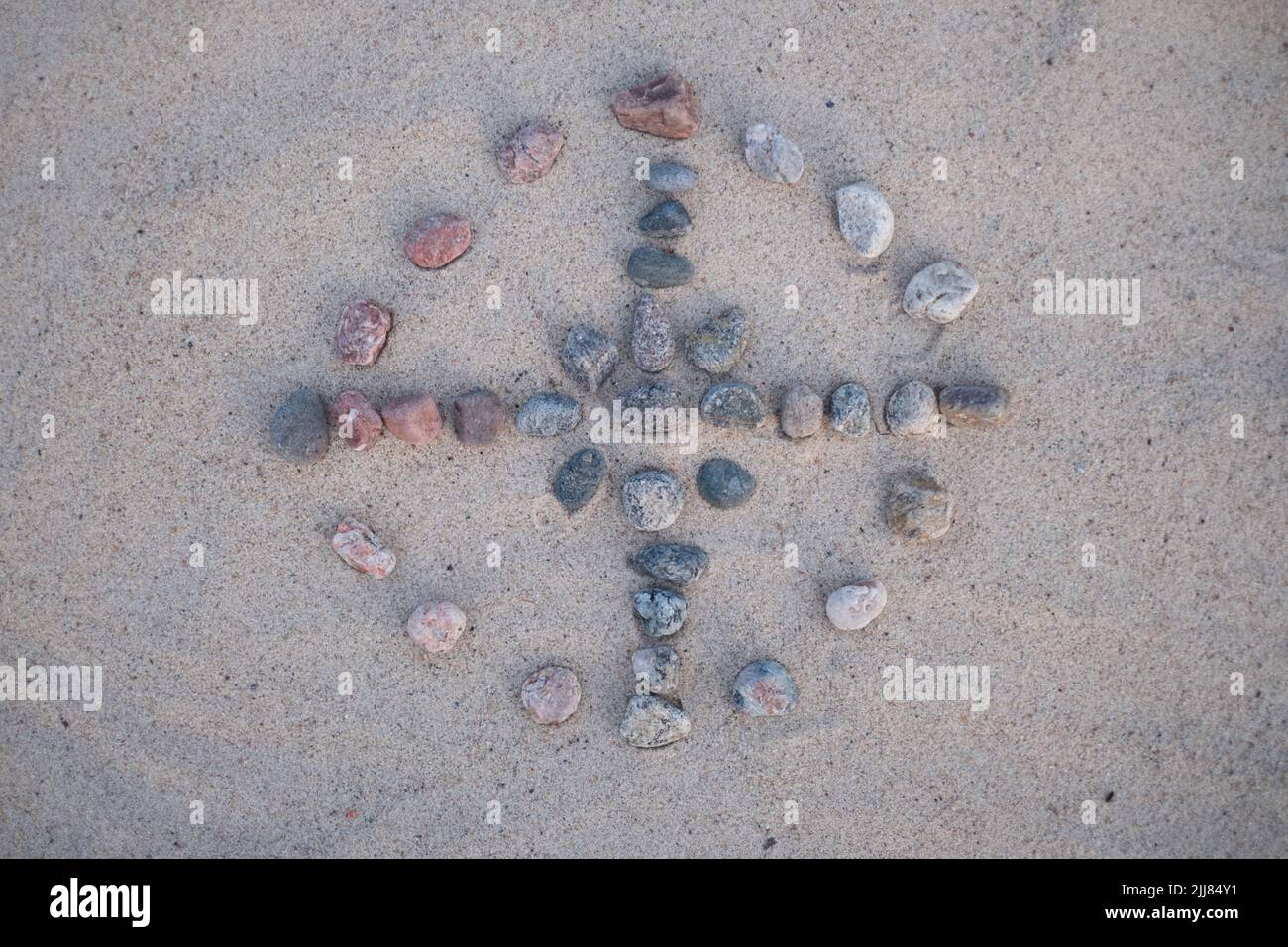 Roue de médecine. Motif en pierre circulaire d'Amérique d'origine avec rayons aux directions cardinales. Concept spirituel. Banque D'Images