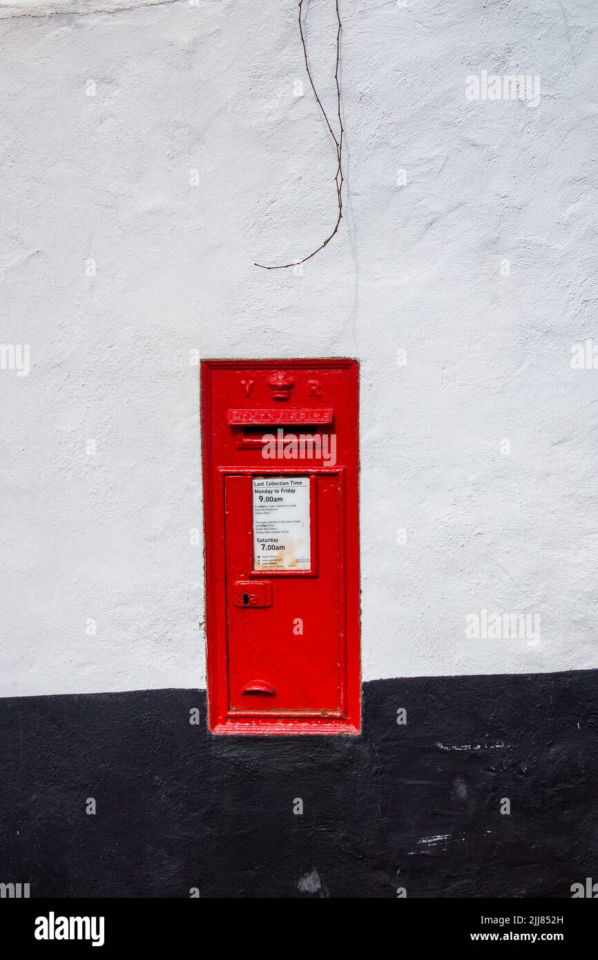 Une boîte postale victorienne incorporée dans un mur commun à Topsham Devon, une vue rare. Banque D'Images