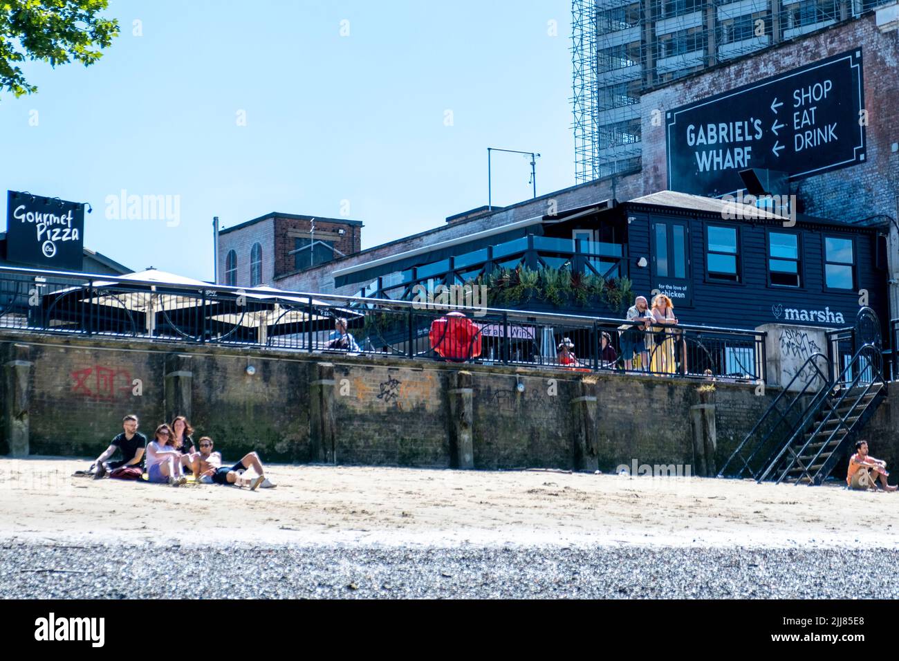 La plage de la Tamise au-dessous de Gabriel's Wharf à Southwark, Londres, Angleterre Banque D'Images