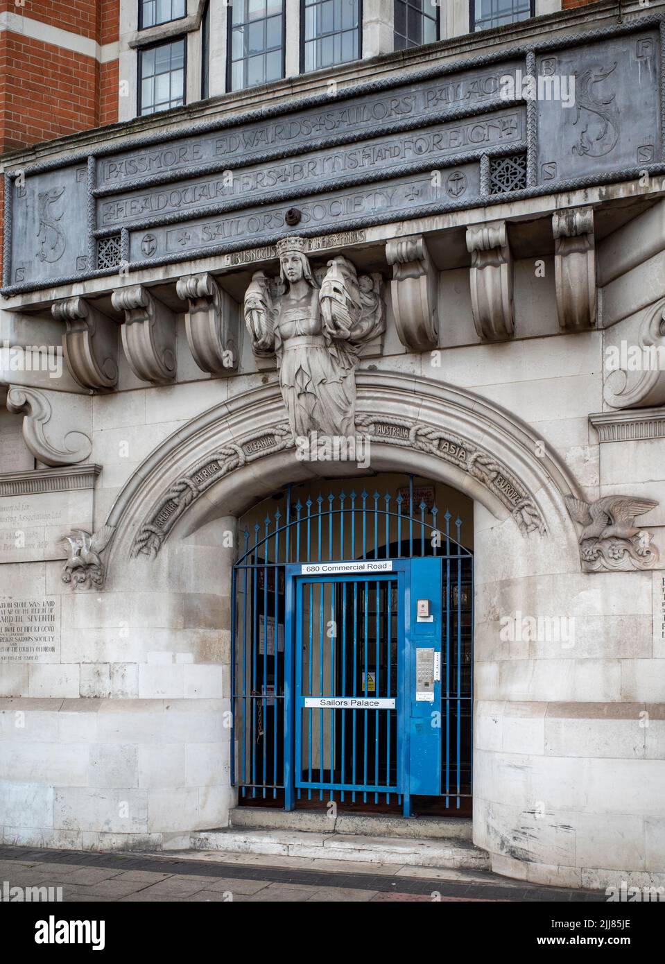 Entrée ornée au Passmore Edwards Saiers Palace (1901), Limehouse, Londres, désormais transformée en appartements privés Banque D'Images