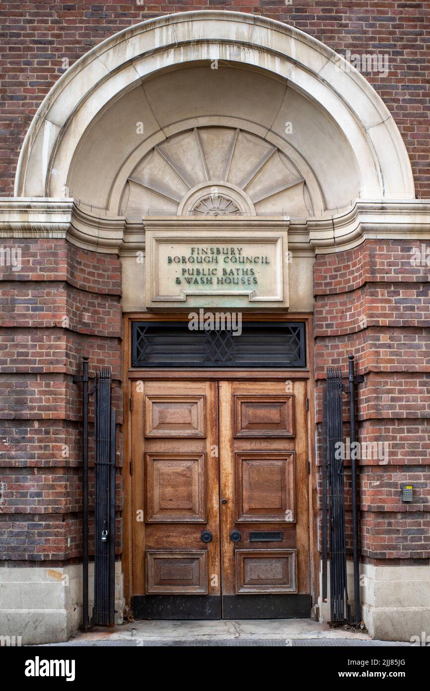 Bains publics d'ironmonger Row (1931), bains publics et buanderie pour les résidents de l'ancien quartier de Londres de FInshbury (aujourd'hui Islington). Banque D'Images