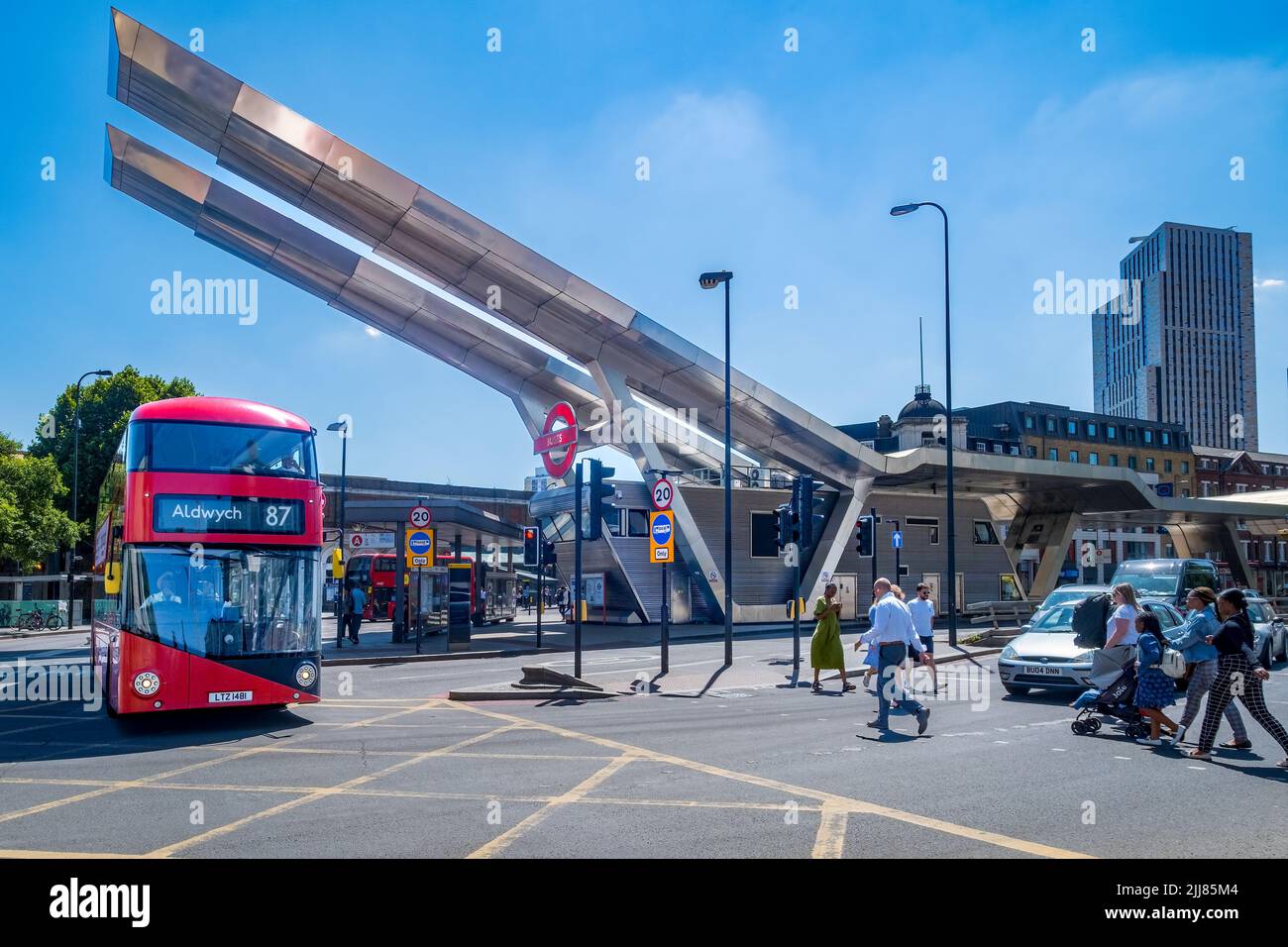 Vauxhall Cross, Londres, Angleterre; la gare routière de Vauxhall conçue par Arup Partners (2004), sera bientôt démolie pour la régénération de la région Banque D'Images