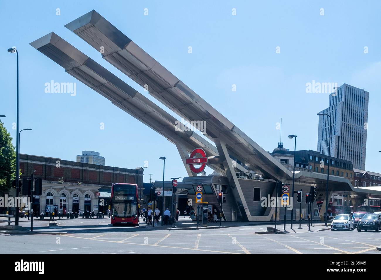 Vauxhall Cross, Londres, Angleterre; la gare routière de Vauxhall conçue par Arup Partners (2004), sera bientôt démolie pour la régénération de la région Banque D'Images