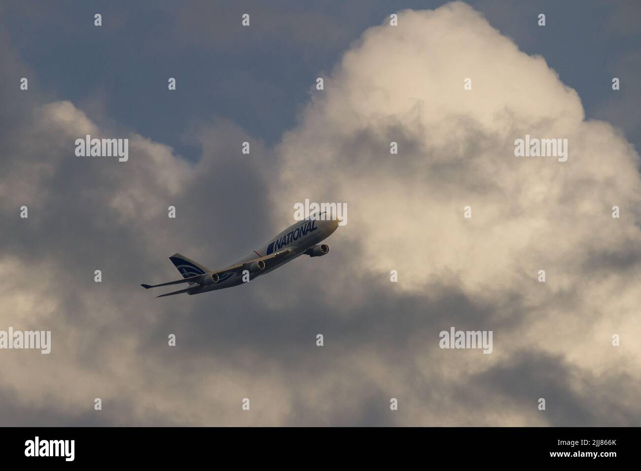 Un avion cargo Boeing 747-400 de National Airlines volant près de NAF, base aérienne d'Atsugi, Kanagawa, Japon. Banque D'Images