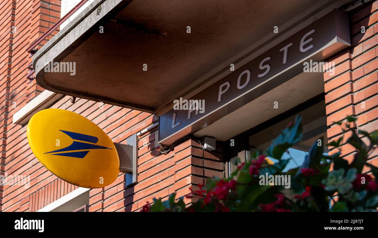 Logo et signe de la société française la poste sur la façade d'un bureau de poste. Le groupe la poste est le principal opérateur des services postaux en France Banque D'Images