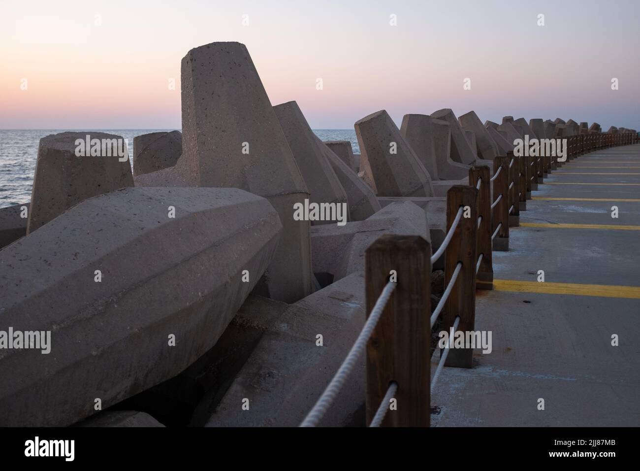 Fortification côtière en béton le long d'un quai dans la mer. Banque D'Images