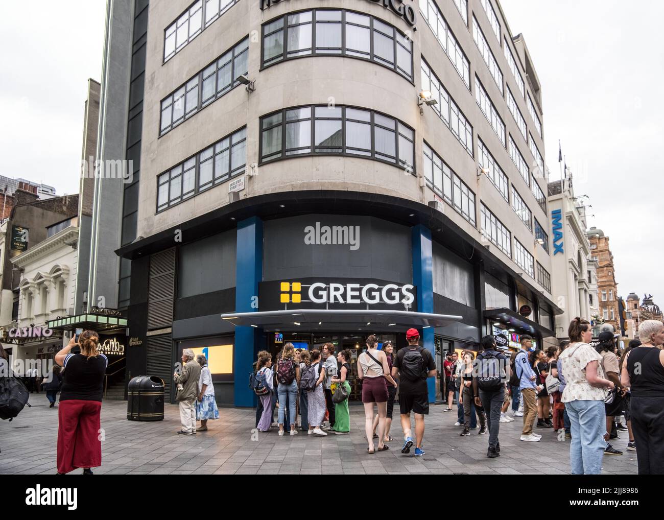 Greggs The Bakers ouvre un magasin à One Leicester Square, dans le centre de Londres, en Angleterre, au Royaume-Uni. Banque D'Images